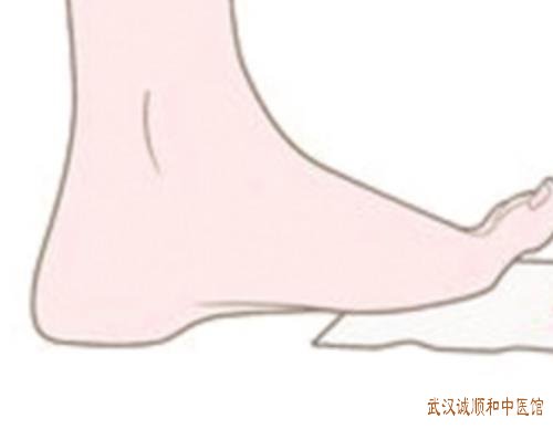 武汉丁字桥比较有名的老中医专家：足底细小发亮圆形丘疹粗糙不平怎么治？