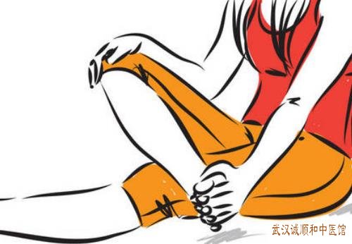武汉专治于皮肤病老专家：跖疣脚底出现小的丘疹伴疼痛感怎么治疗？