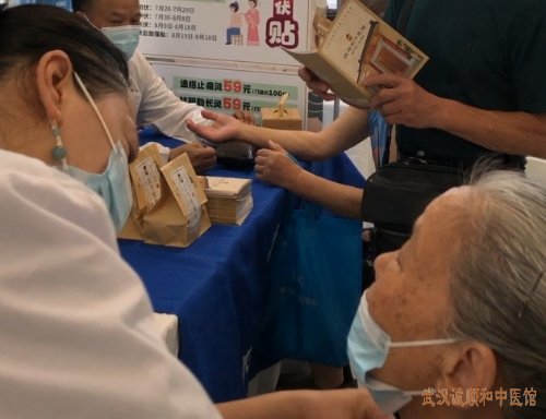 冬病夏治大型公益活动现场——一对一沟通